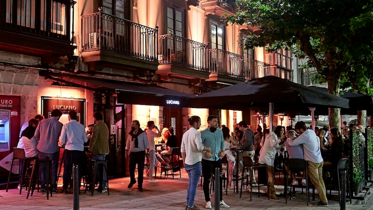 Ambiente en una calle de bares de Santander, antes de su cierre a medianoche, a 3 de julio de 2021, en Santander, Cantabria (Espa&ntilde;a). La regi&oacute;n de Cantabria acord&oacute; cerrar a partir de este viernes y durante 14 d&iacute;as los locales de ocio nocturno a las 00:00 horas. Esta medida se cumple en 16 municipios de la regi&oacute;n, entre ellos Santander por la cantidad de brotes activos vinculados a estos establecimientos. En concreto, de los 57 brotes activos en Cantabria, 17 est&aacute;n vinculados a establecimientos y actividades de ocio nocturno.
04 JULIO 2021;CIERRE;OCIO NOCTURNO;BARES;PUBS;DISCOTECAS;BROTES;CORONAVIRUS;PANDEMIA
Juan Manuel Serrano Arce / Europa Press
  (Foto de ARCHIVO)
4/7/2021