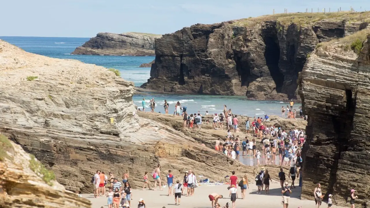 Turistas pasean por la playa de Las Catedrales, a 15 de agosto de 2021, en Ribadeo, Lugo, Galicia (Espa&ntilde;a). La playa de Las Catedrales o As Catedrais se mantiene como uno de los principales atractivos tur&iacute;sticos de la costa lucense. El entorno tiene estab