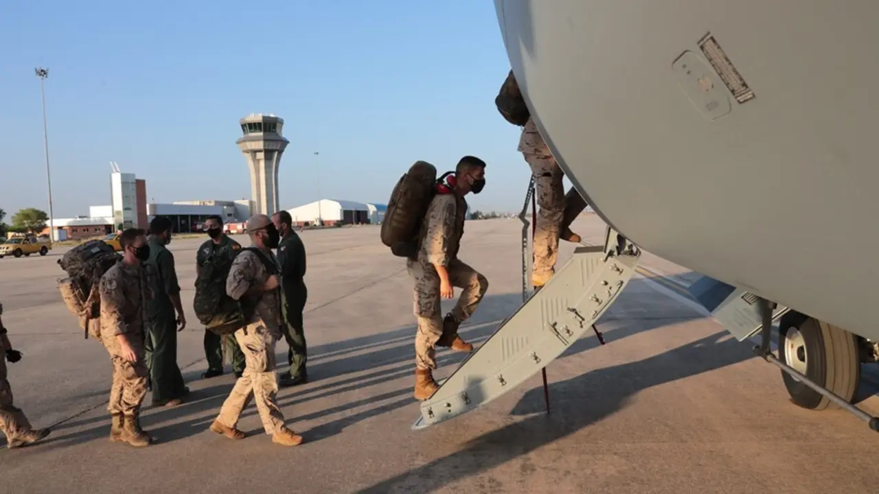Militares suben al avi&oacute;n que ha despegado de Dub&aacute;i a Kabul para evacuar a los espa&ntilde;oles y colaboradores en Afganist&aacute;n, en la base a&eacute;rea de Al Minhad en Dub&aacute;i, a 18 de agosto de 2021, en Dub&aacute;i (Emiratos &Aacute;rabes). Este es el primer avi&oacute;n de las fuerzas armad