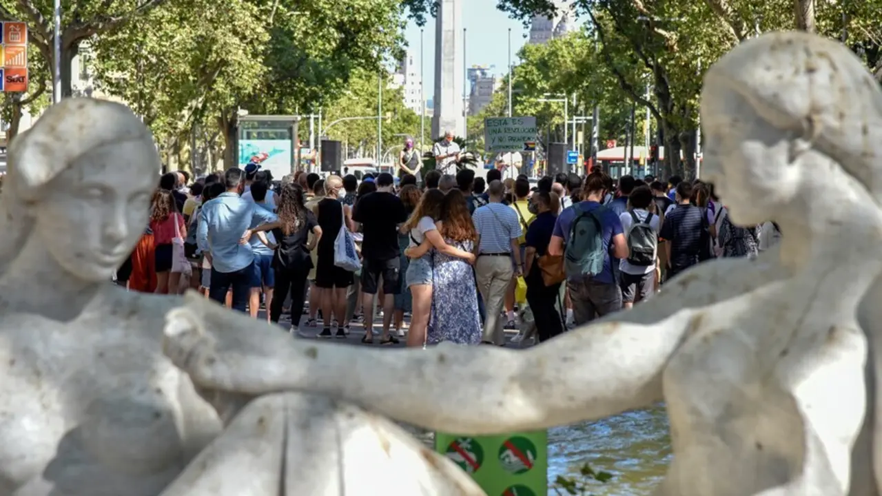 Archivo - J&oacute;venes en una concentraci&oacute;n en Barcelona
