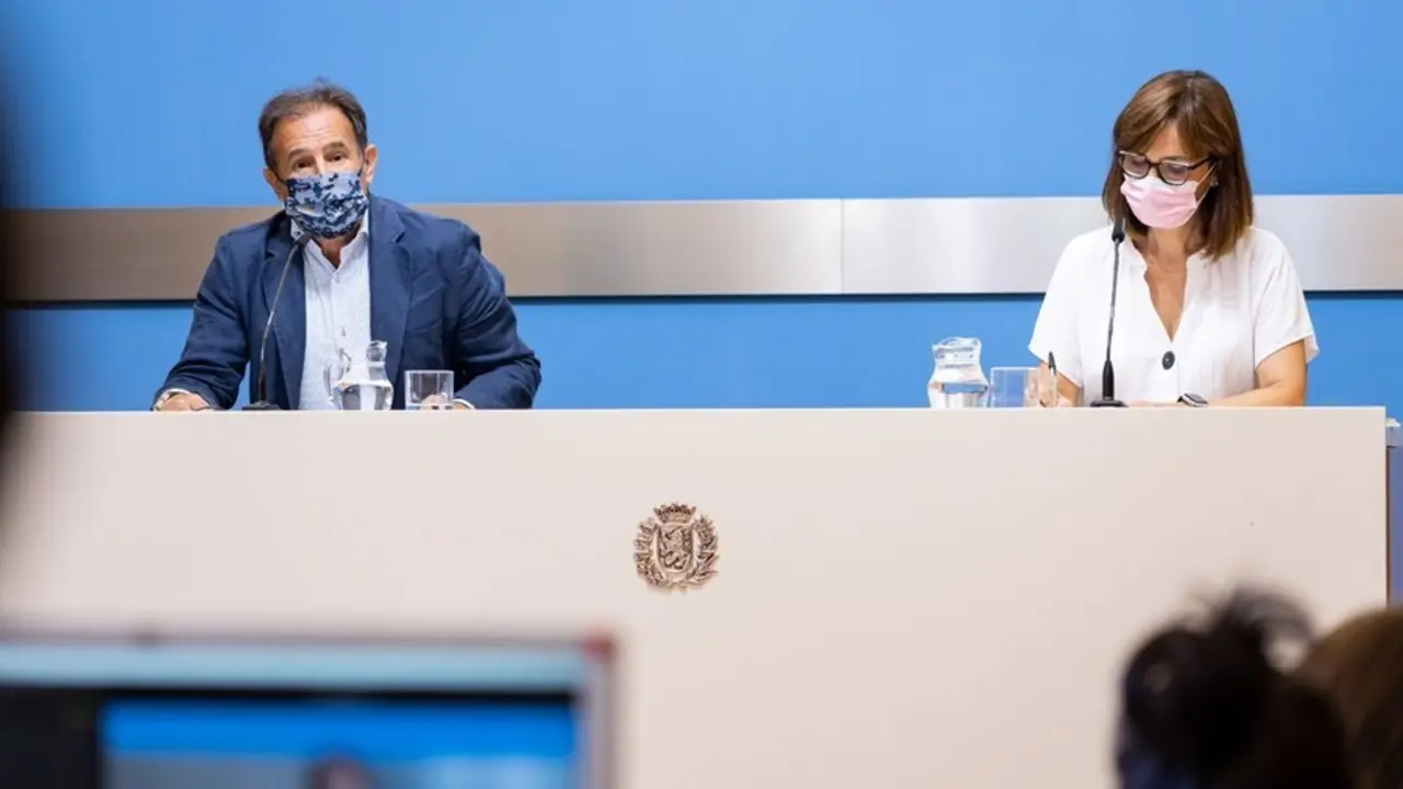 Angel Lor&eacute;n y Mar&iacute;a Anto&ntilde;anzas informan sobre las medidas que tomar&aacute; el Consistorio para afrontar la crisis humanitaria en Afganist&aacute;n