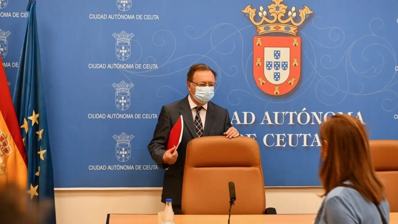 El presidente de la Ciudad, Juan Vivas, despu&eacute;s de intervenir en una rueda de prensa para valorar la actuaci&oacute;n que se est&aacute; llevando a cabo en relaci&oacute;n a la repatriaci&oacute;n de los menores desde Ceuta a su pa&iacute;s de origen, a 17 de agosto de 2021, en Ceuta, (Esp