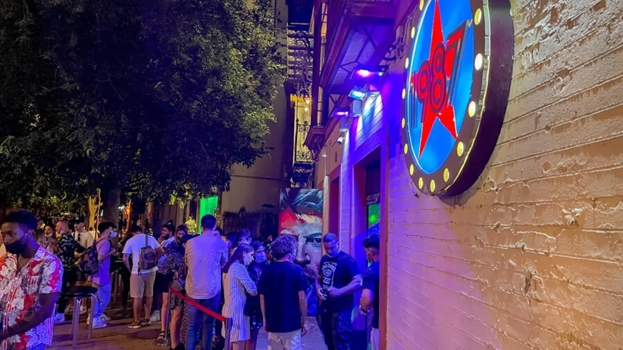 Archivo - Colas en una discoteca en la Alameda de Hercules, &uacute;nico local que puede estar abierto hasta las 2 de la ma&ntilde;ana 15 de mayo del 2021 en Sevilla, Andaluc&iacute;a