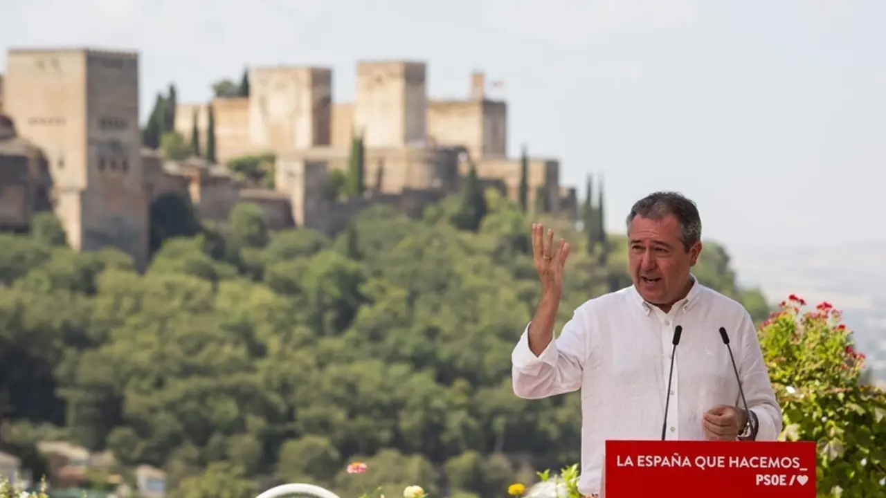 El alcalde de Sevilla y secretario general del PSOE-A, Juan Espadas, este mi&eacute;rcoles durante su intervenci&oacute;n en el homenaje del PSOE a Federico Garc&iacute;a Lorca en Granada.