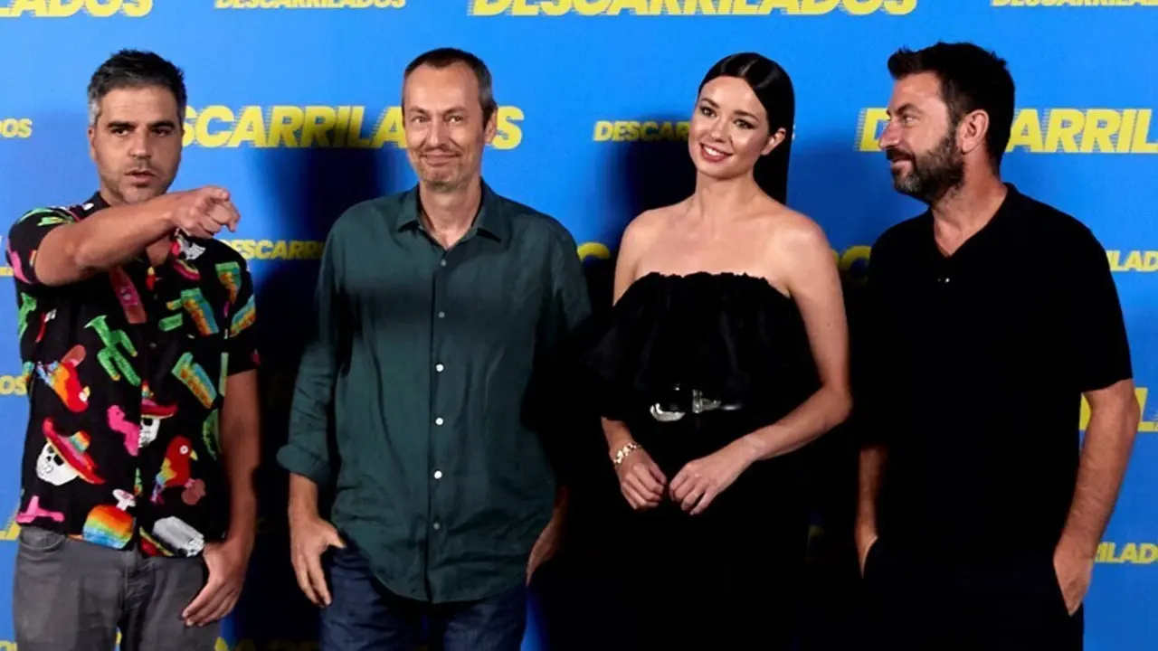 (I-D) El actor y c&oacute;mico Ernesto Sevilla; el director de cine Fer Garc&iacute;a-Ruiz; la actriz y bailarina espa&ntilde;ola Dafne Fern&aacute;ndez y el humorista, actor y presentador de televisi&oacute;n espa&ntilde;ol Arturo Valls en el photocall de la pel&iacute;cula Descarrillados
