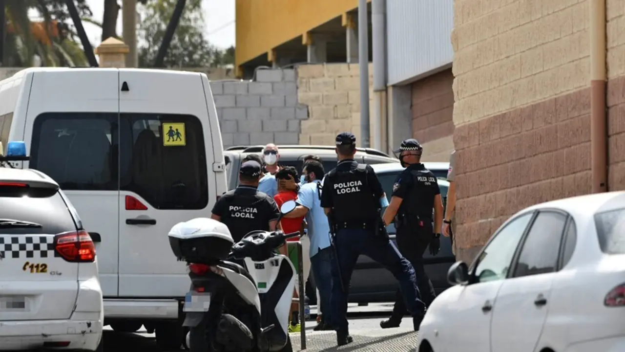 Varios agentes y veh&iacute;culos de la Polic&iacute;a Local de Ceuta acompa&ntilde;an a menores