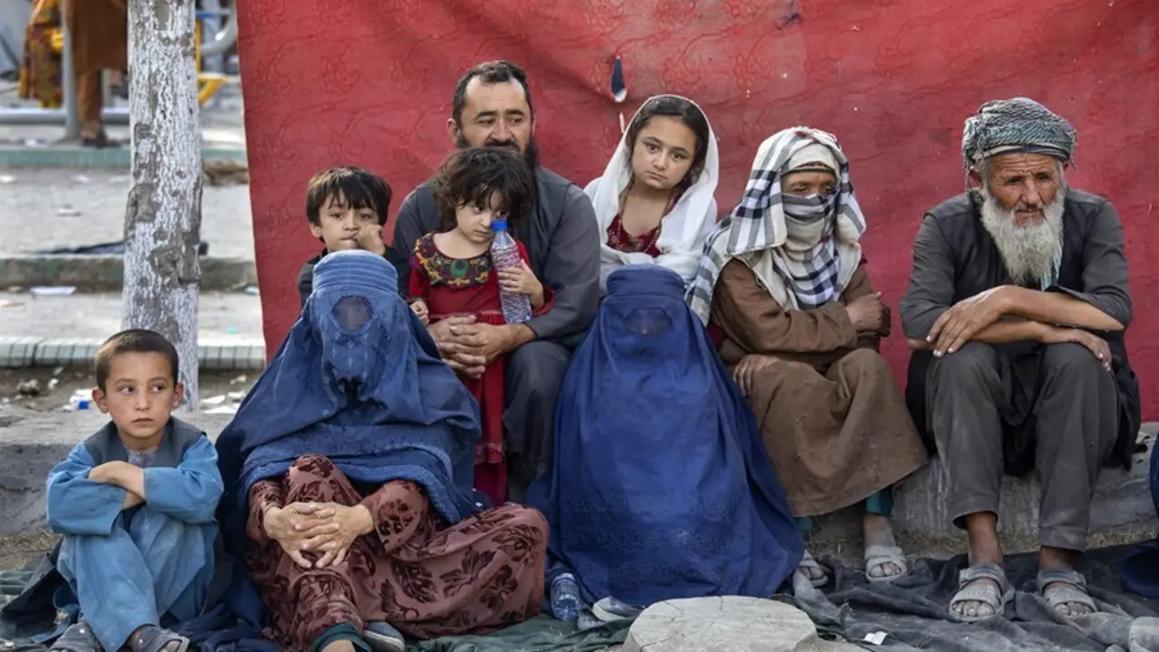 Una familia afgana espera en Kabul a la espera de ser evacuada.