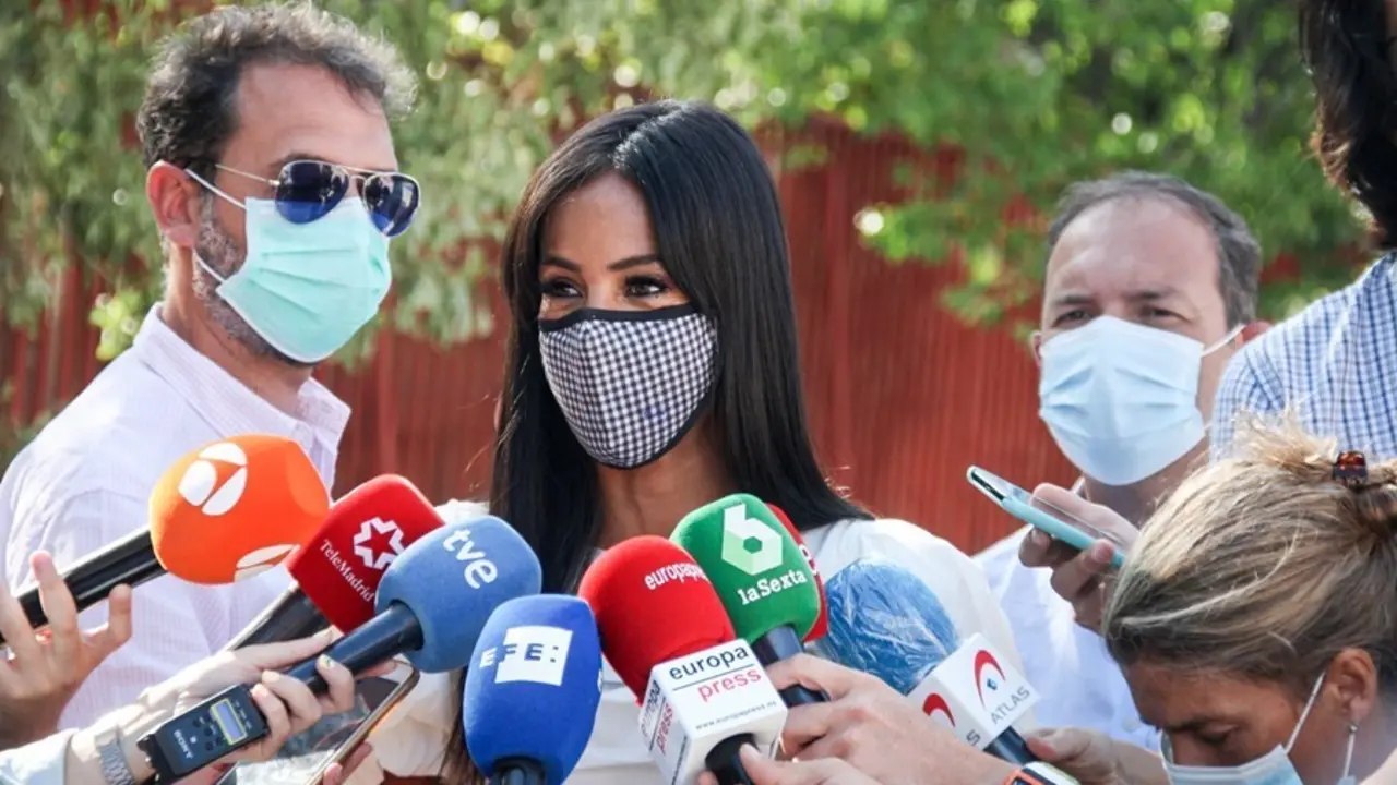 La vicealcaldesa de Madrid, Bego&ntilde;a Villac&iacute;s, responde a los medios durante su visita a las obras de acondicionamiento del patio del CEIP Nuestra Se&ntilde;ora del Lucero en el distrito de Latina.