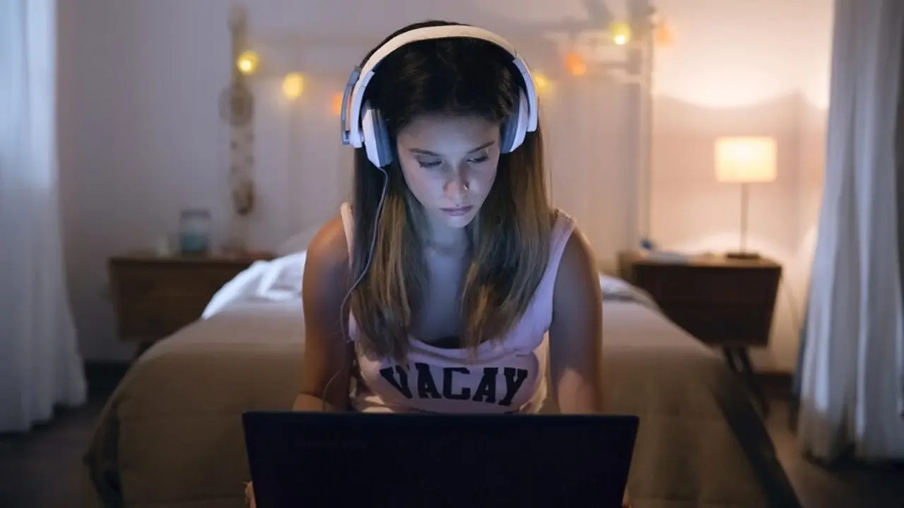Archivo - Ordenador, PC, Internet, navegar, cascos, joven, chica