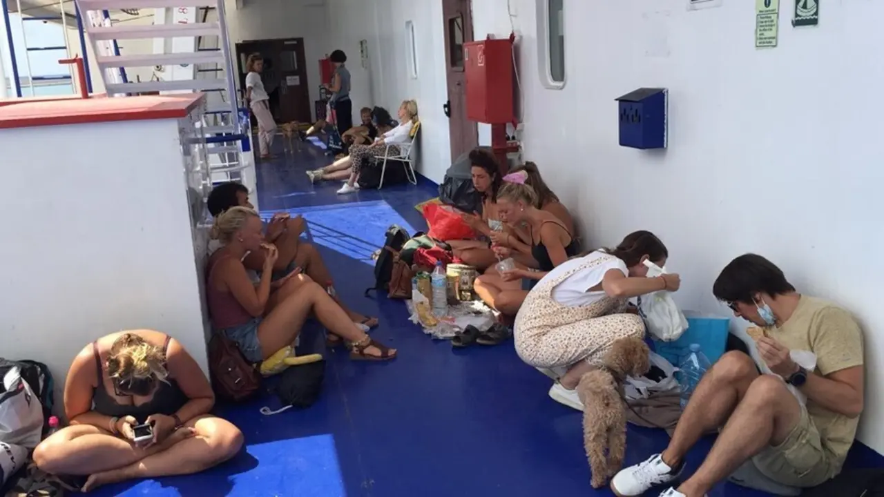 Pasajeros de un buque de GNV, en el suelo de la cubierta. El buque ha zarpado con un importante retraso este mi&eacute;rcoles en Palma.