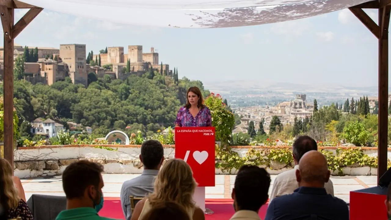 La vicesecretaria general del PSOE y portavoz en el Congreso, Adriana Lastra, este mi&eacute;rcoles en Granada durante su intervenci&oacute;n en el acto de homenaje del PSOE a Federico Garc&iacute;a Lorca.