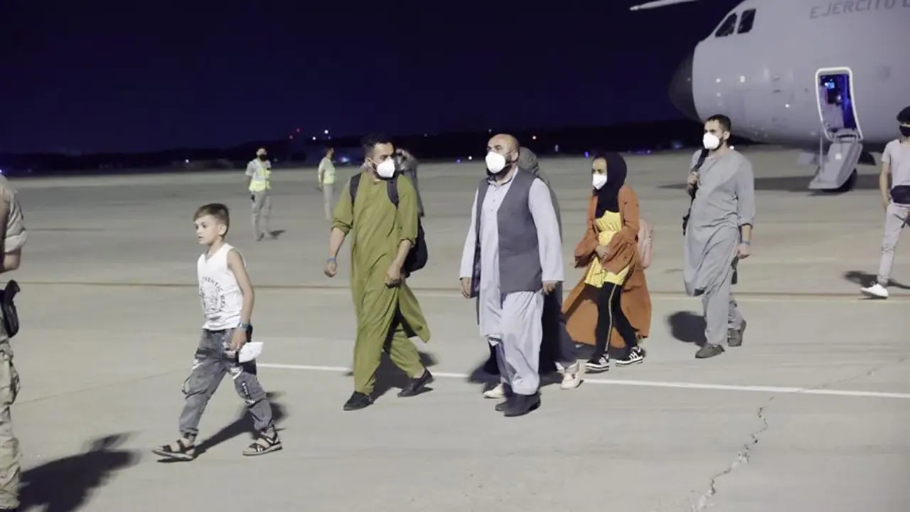 Fotograf&iacute;a de la llegada del primer avi&oacute;n desde Afganist&aacute;n con ciudadanos espa&ntilde;oles y colaboradores del operativo de repatriaci&oacute;n de Espa&ntilde;a hoy, en la base militar de Torrej&oacute;n de Ardoz (Madrid). El avi&oacute;n sali&oacute; hoy mismo de Kabul hacia Dub&aacute;i y es el primero de los tres aviones enviados estos d&iacute;as por el Ministerio de Defensa para la repatriaci&oacute;n de espa&ntilde;oles y de afganos que ayudaron a Espa&ntilde;a durante los a&ntilde;os que mantuvo su misi&oacute;n militar y de cooperaci&oacute;n en el pa&iacute;s asi&aacute;tico. EFE/ Zipi


JPG 1
300 x 200 px.; 32 bpp; 9,14 kB