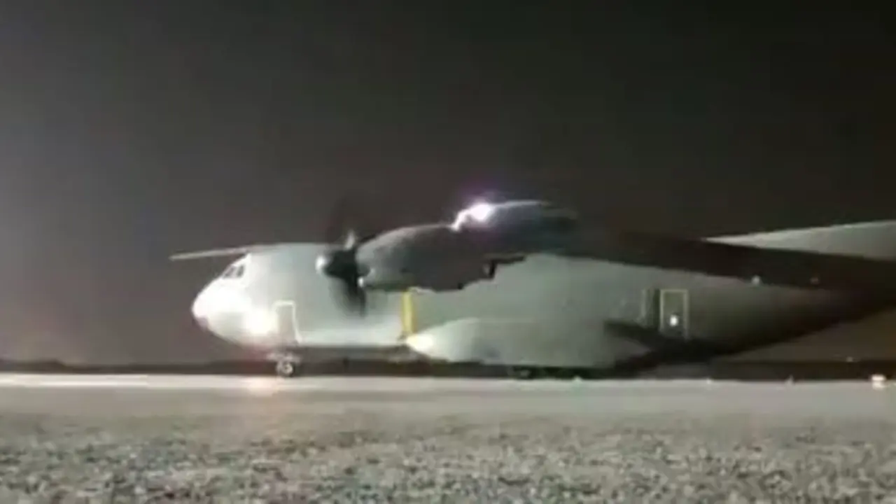 El avi&oacute;n A400M en el que ha sido evacuado de Kabul un primer grupo de 55 espa&ntilde;oles y colaboradores afganos ha partido desde Dub&aacute;i en direcci&oacute;n Madrid a &uacute;ltima hora de la tarde hora espa&ntilde;ola.