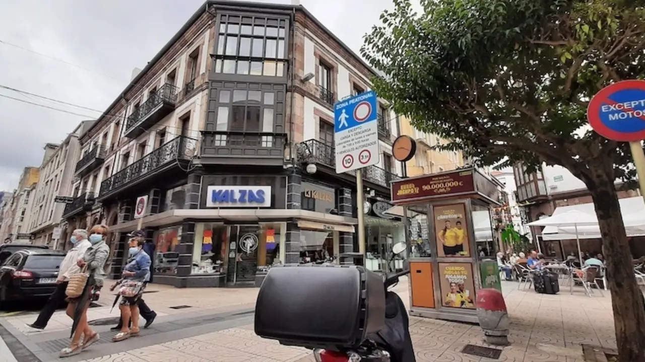 Varias personas cruzan una calle en el centro de Torrelavega. / S. D&iacute;az