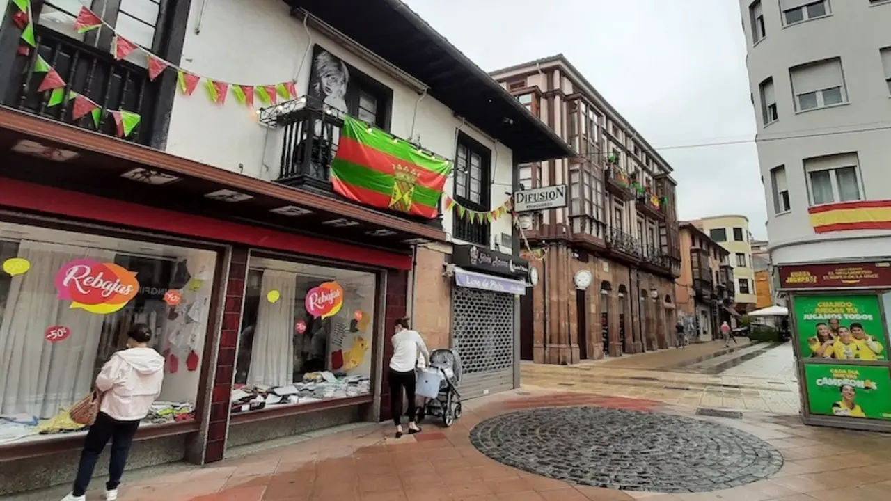 Varias personas por el centro de Torrelavega. / S. D&iacute;az