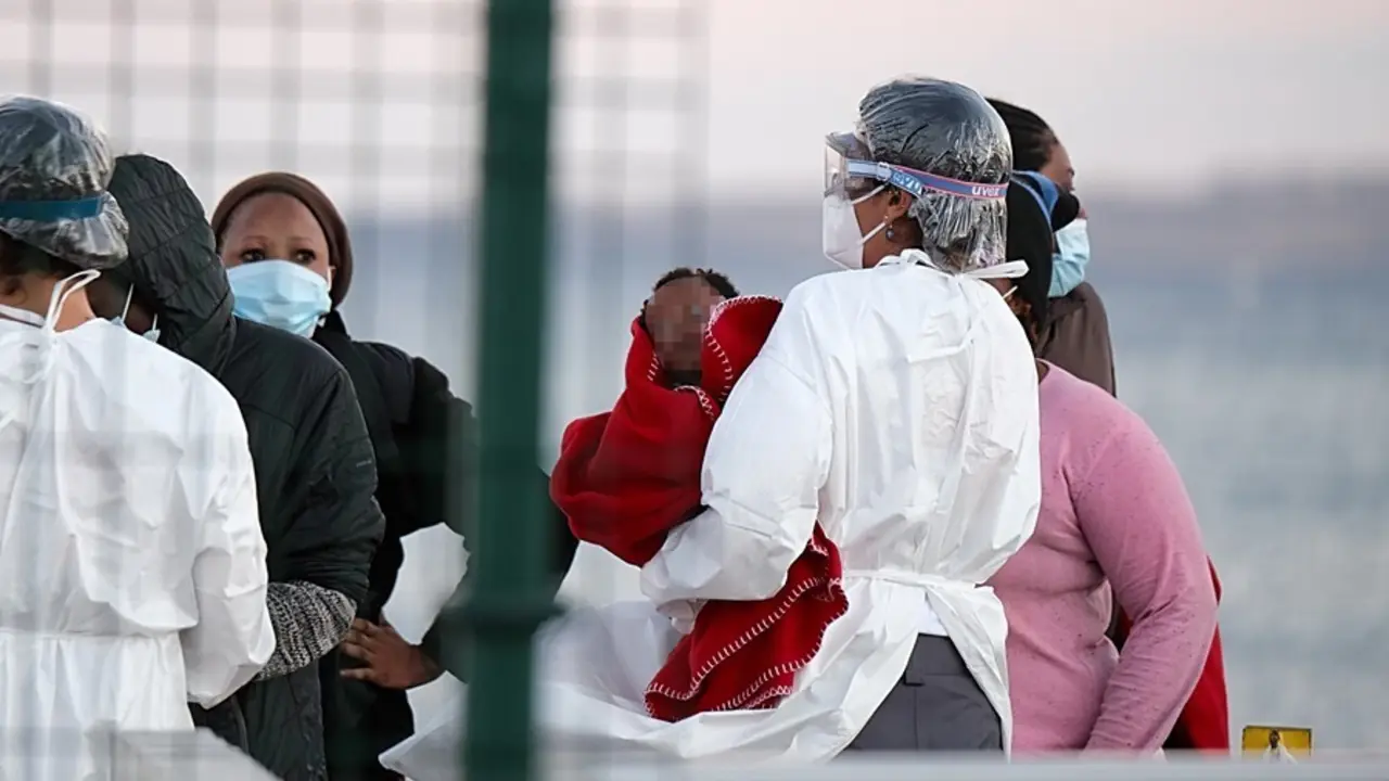 Archivo - Una sanitaria lleva en brazos a una ni&ntilde;a que llega a tierra tras el rescate del buque Salvamar Mizar a una patera de 56 inmigrantes subsaharianos en el Puerto del Rosario, a 17 de junio de 2021, en Fuerteventura, Islas Canarias (Espa&ntilde;a).