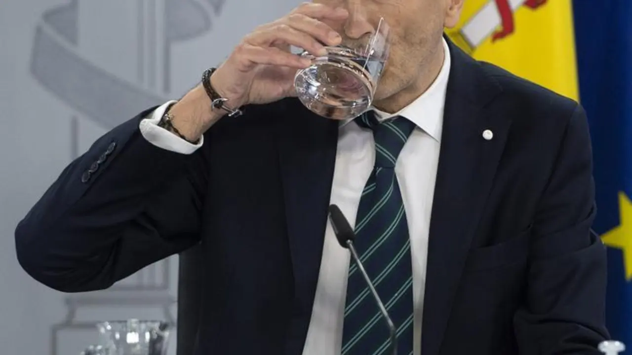 Archivo - El ministro del Interior, Fernando Grande-Marlaska, bebe agua en una comparecencia tras la conclusi&oacute;n del Consejo de Ministros