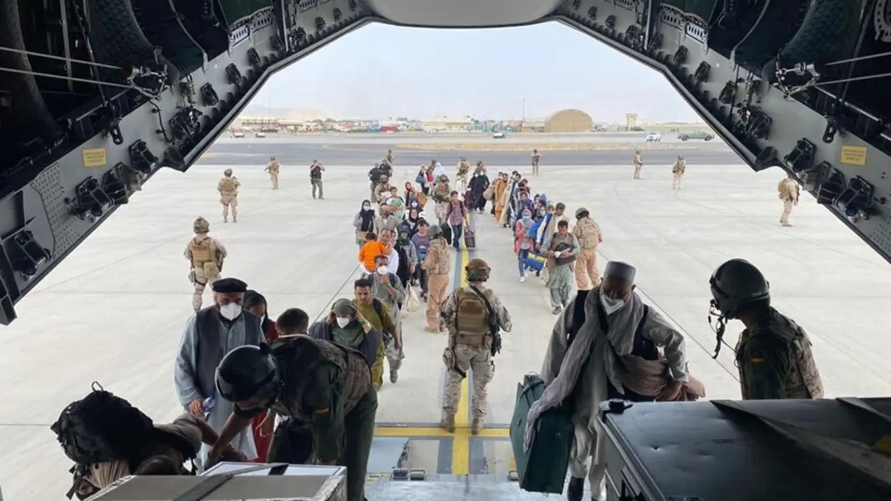 Un grupo de repatriados espa&ntilde;oles sube al avi&oacute;n A400M enviado por el Gobierno de Espa&ntilde;a para evacuarlos de Kabul