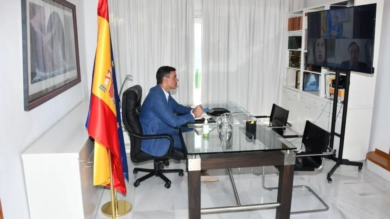 Pedro S&aacute;nchez, en videoconferencia con los ministros Albares y Robles