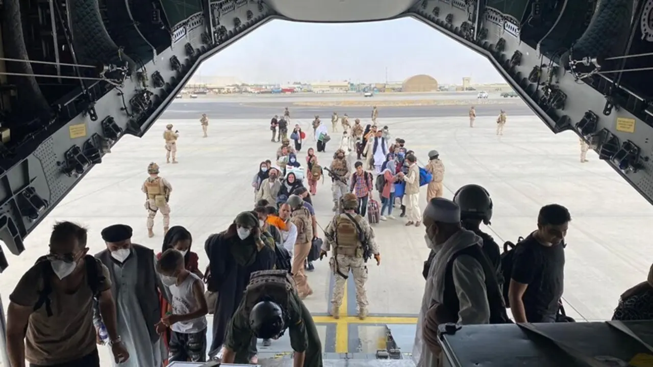 Un grupo de repatriados espa&ntilde;oles sube al avi&oacute;n A400M enviado por el Gobierno de Espa&ntilde;a para evacuarlos de Kabul
