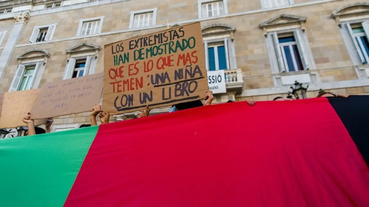 Concentraci&oacute;n de entidades en solidaridad con las mujeres y ni&ntilde;as de Afganist&aacute;n, en la plaza Sant Jaume de Barcelona