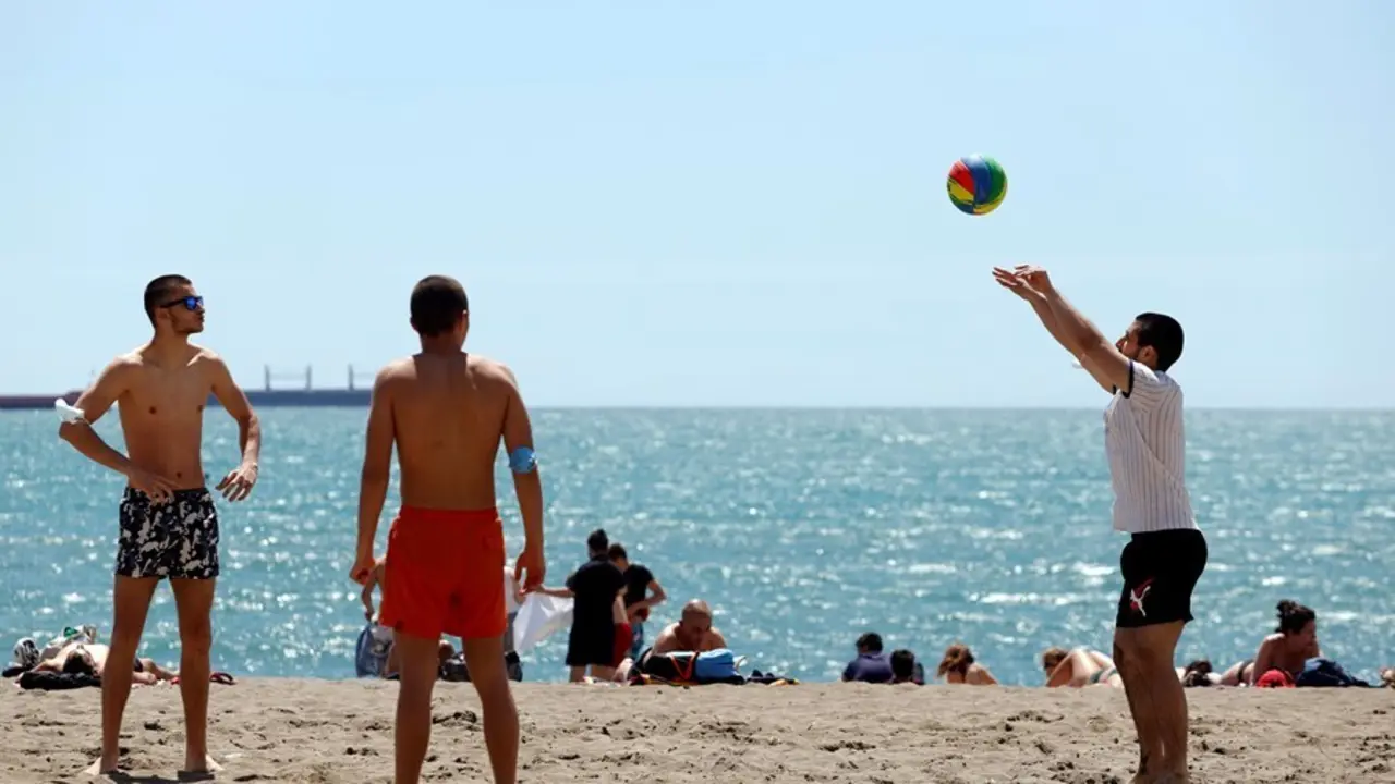 Archivo - Malague&ntilde;os y visitantes disfrutan de las playas  de la capital durante el primer fin de semana de apertura de la movilidad entre provincias y coincidiendo con la primera semana del mes de mayo, en la imagen la playa de la Malagueta, a 02 de mayo