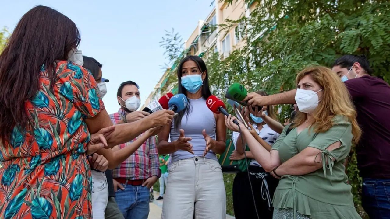 La vicealcaldesa de Madrid, Bego&ntilde;a Villac&iacute;s, responde a los medios durante su visita a los trabajos finalizados de renaturalizaci&oacute;n de una parcela en el lateral de la M-30, junto a la calle Ricardo Ortiz, en el distrito de Ciudad Lineal, a 19 de agosto de