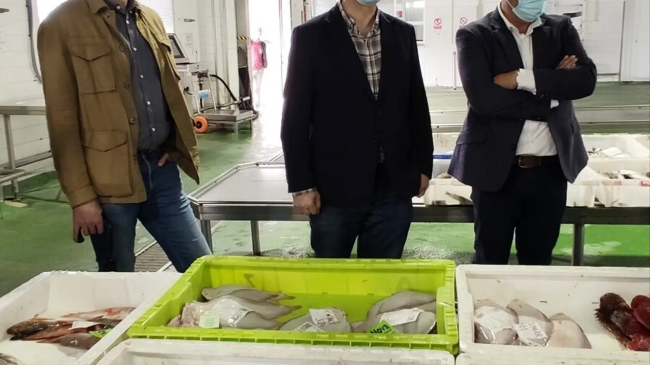 El alcalde de Malpica, Waltrr Prado, a la derecha, en un acto con el secretario xeral del PSdeG, Gonzalo Caballero, en el centro, y el vicesecretario del partido, Pablo Arang&uuml;ena.