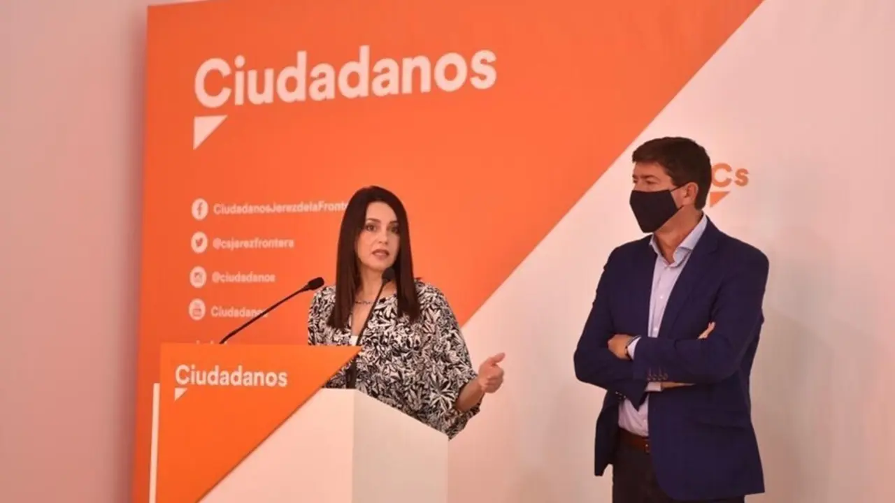 La presidenta de Cs, In&eacute;s Arrimadas, este jueves en rueda de prensa junto al vicepresidente de la Junta, Juan Mar&iacute;n.