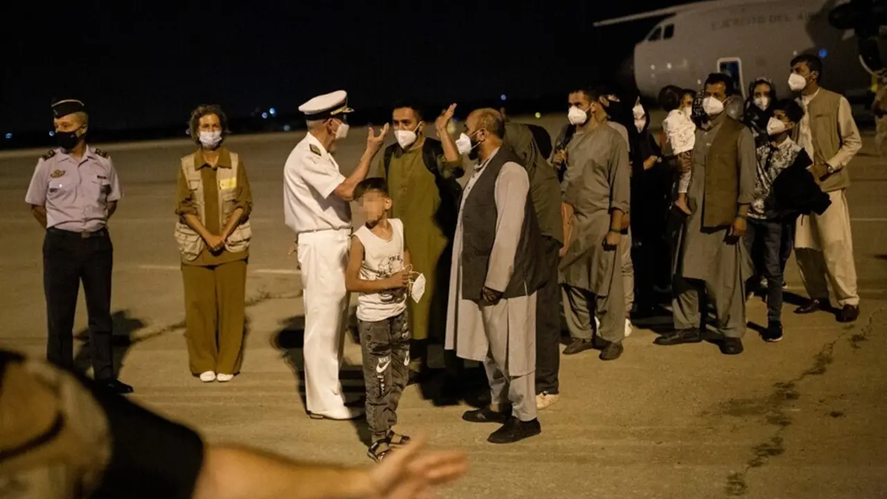Varias personas repatriadas llegan a la pista tras bajarse del avi&oacute;n A400M en el que ha sido evacuados de Kabul, a 19 de agosto de 2021, en Torrej&oacute;n de Ardoz, Madrid, (Espa&ntilde;a). 
