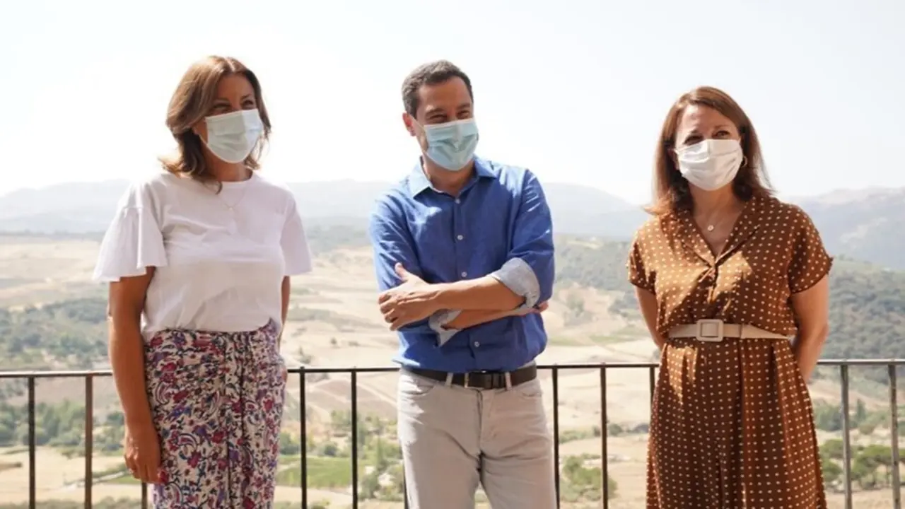 El presidente andaluz, Juanma Moreno, visita Ronda (M&aacute;laga) con la alcaldesa, Mar&iacute;a Paz Fern&aacute;ndez (izquierda) y la delegada de la Junta de Andaluc&iacute;a en M&aacute;laga, Patricia Navarro (derecha)