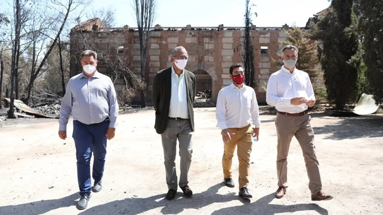 (I-D) El viceconsejero de Administraci&oacute;n Local y Digitalizaci&oacute;n, Jos&eacute; Antonio S&aacute;nchez; el consejero de Educaci&oacute;n, Universidades y Ciencia y portavoz de la Comunidad, Enrique Ossorio; el teniente de alcalde y concejal de Obras y Servicios, Educaci&oacute;n, Feste
