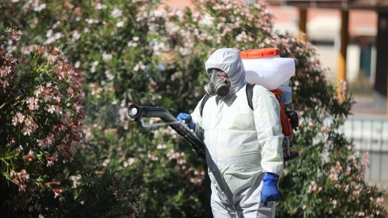 Archivo - Un operario, en labores de fumigaci&oacute;n y tratamiento de imbornales contra el mosquito para prevenir el Virus del Nilo, en foto de archivo.
