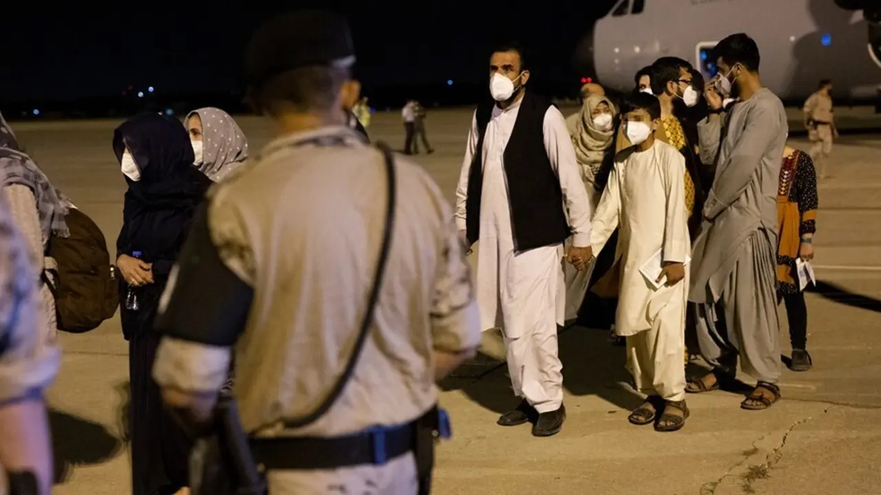 Varias personas repatriadas llegan a la pista tras bajarse del avi&oacute;n A400M en el que ha sido evacuados de Kabul