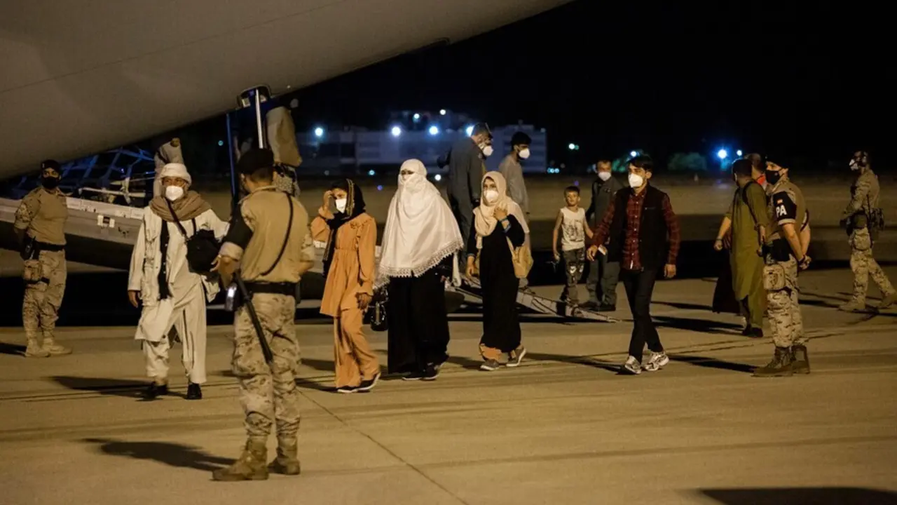 Varias personas repatriadas llegan a la pista tras bajarse del avi&oacute;n A400M en el que ha sido evacuados de Kabul