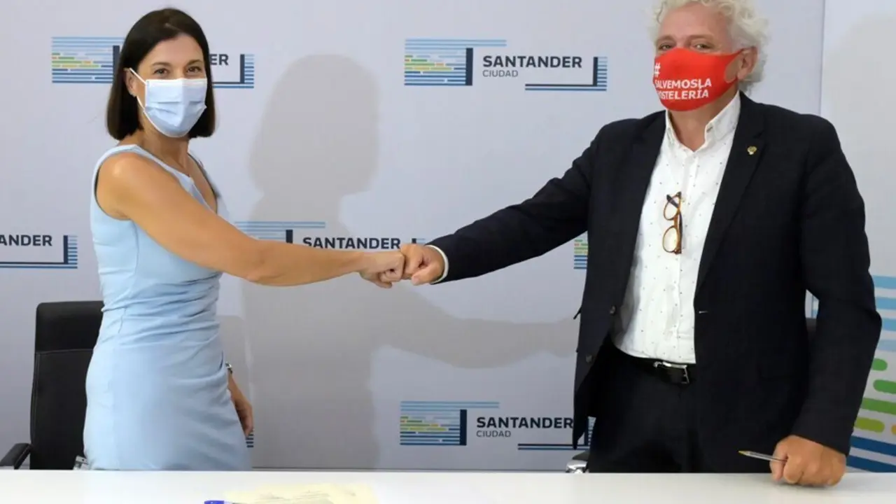 La alcaldesa de Santander, Gema Igual, y el presidente de la Asociaci&oacute;n Empresarial de Hosteler&iacute;a de Cantabria (AEHC), &Aacute;ngel Cuevas, en la firma de un nuevo convenio