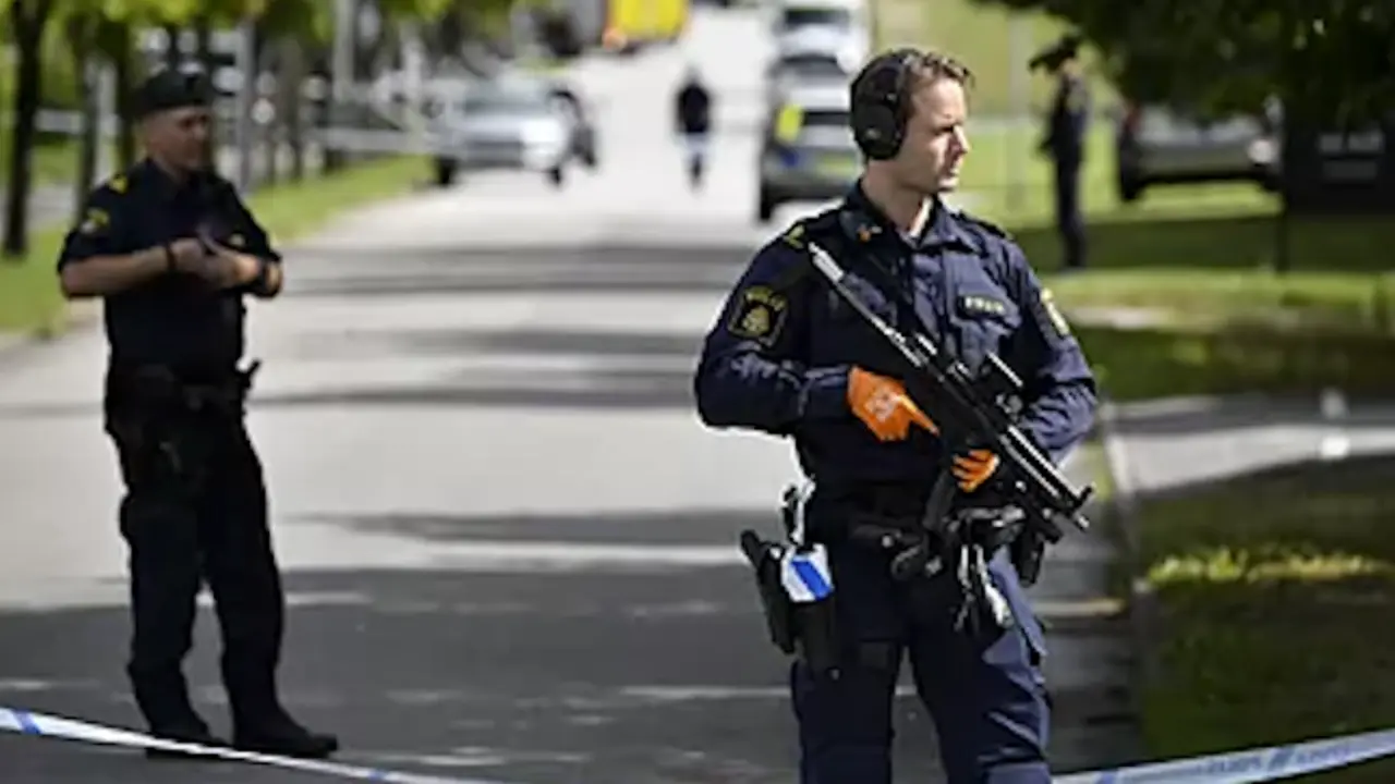 Polic&iacute;a desplegada frente al colegio de Esl&ouml;v.Johan NilssonAP