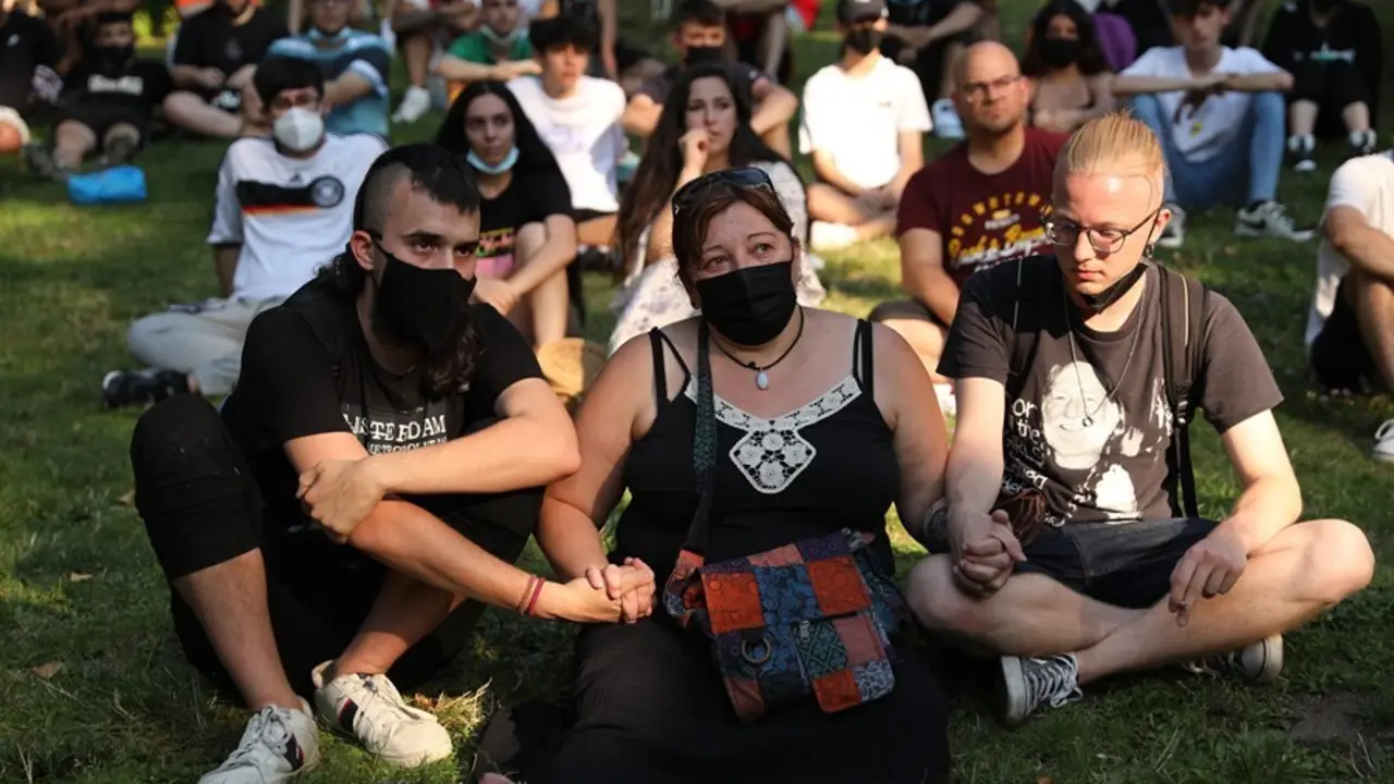Archivo - Varias personas participan en un homenaje a Isaac, un joven asesinado el mi&eacute;rcoles por la noche, en el Parque del Oeste