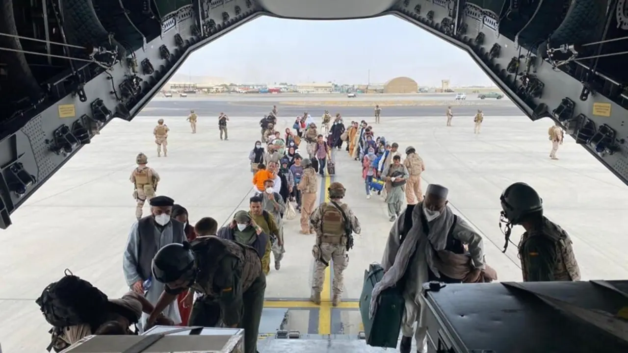 Espa&ntilde;oles y afganos suben al A400M para su evacuaci&oacute;n desde Kabul