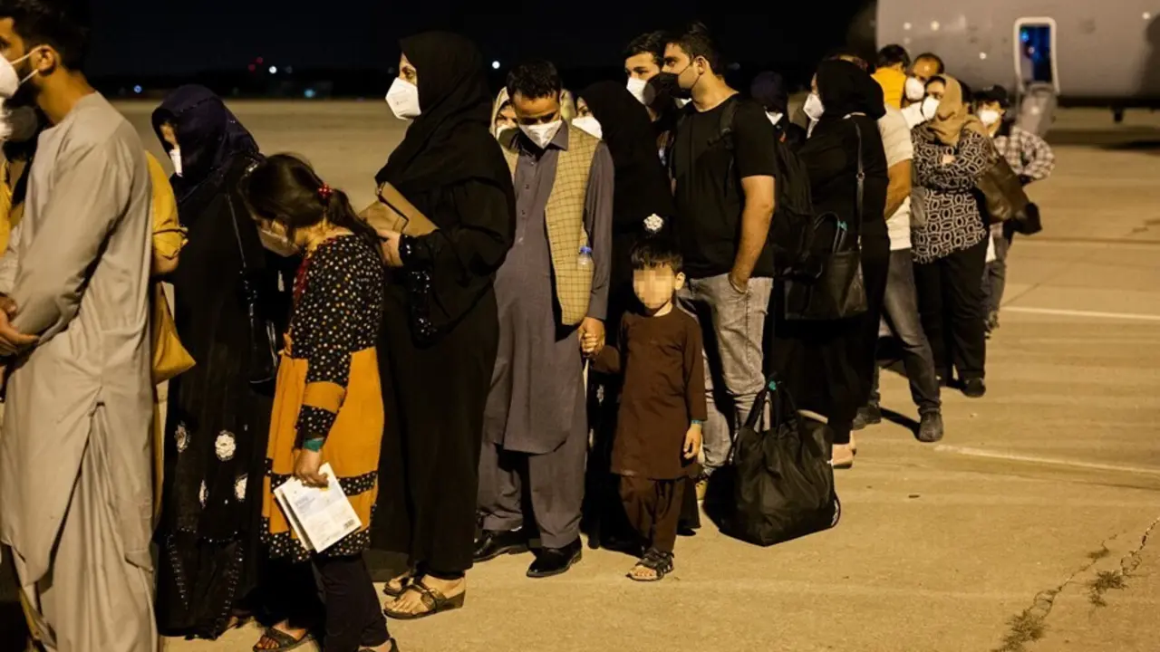 Varias personas repatriadas llegan a la pista tras bajarse del avi&oacute;n A400M en el que ha sido evacuados de Kabul, a 19 de agosto de 2021, en Torrej&oacute;n de Ardoz, Madrid, (Espa&ntilde;a). 