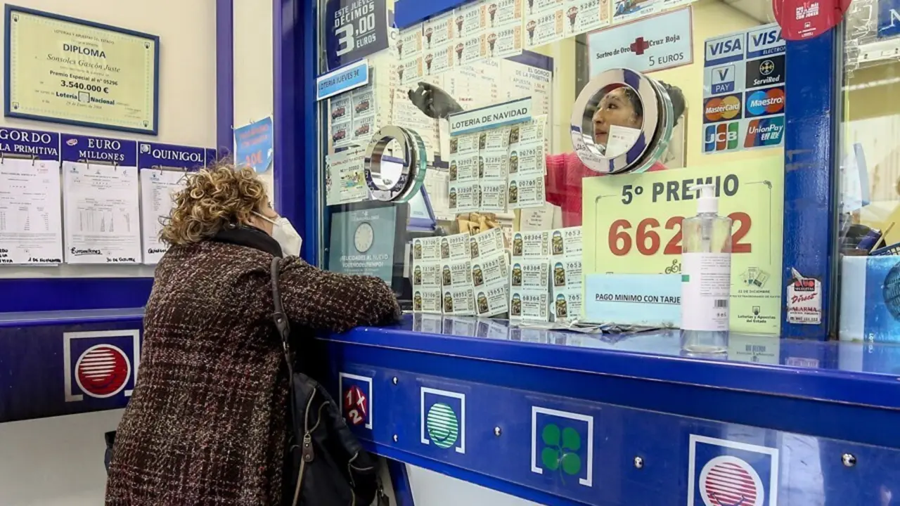 Archivo - Una persona compra en la administraci&oacute;n de loter&iacute;a La Pajarita donde se venden boletos para el Sorteo Extraordinario de la Loter&iacute;a de Navidad 2020, Madrid (Espa&ntilde;a), a 4 de noviembre de 2020.