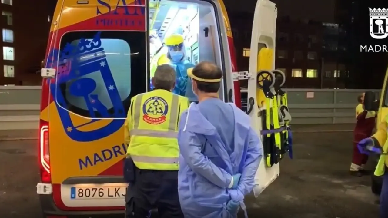Archivo - Ambulancia del Samur Protecci&oacute;n-Civil llega al Hospital Cl&iacute;nico San Carlos con la v&iacute;ctima de un tiroteo