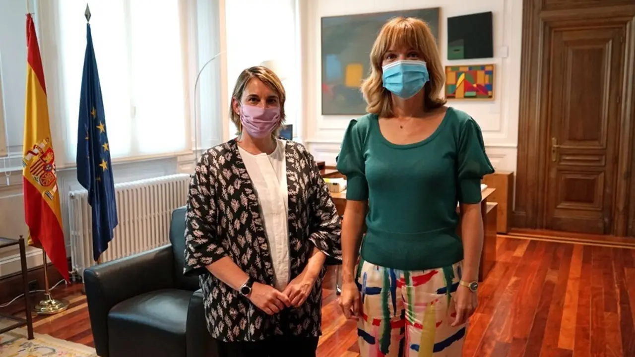 La ministra de Educaci&oacute;n y Formaci&oacute;n Profesional junto a la presidenta de COFAPA, Bego&ntilde;a Ladr&oacute;n De Guevara.