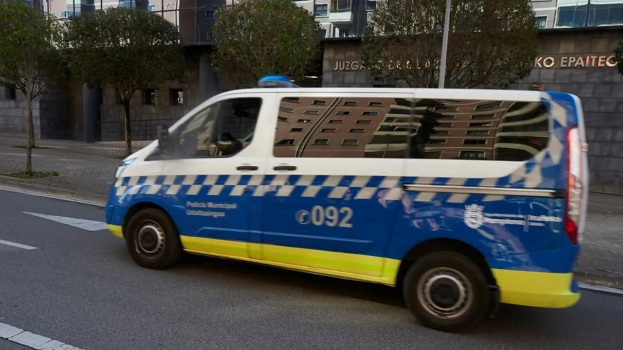 Archivo - Un furg&oacute;n de la Polic&iacute;a Municipal de Pamplona, en las inmediaciones del Palacio de Justicia