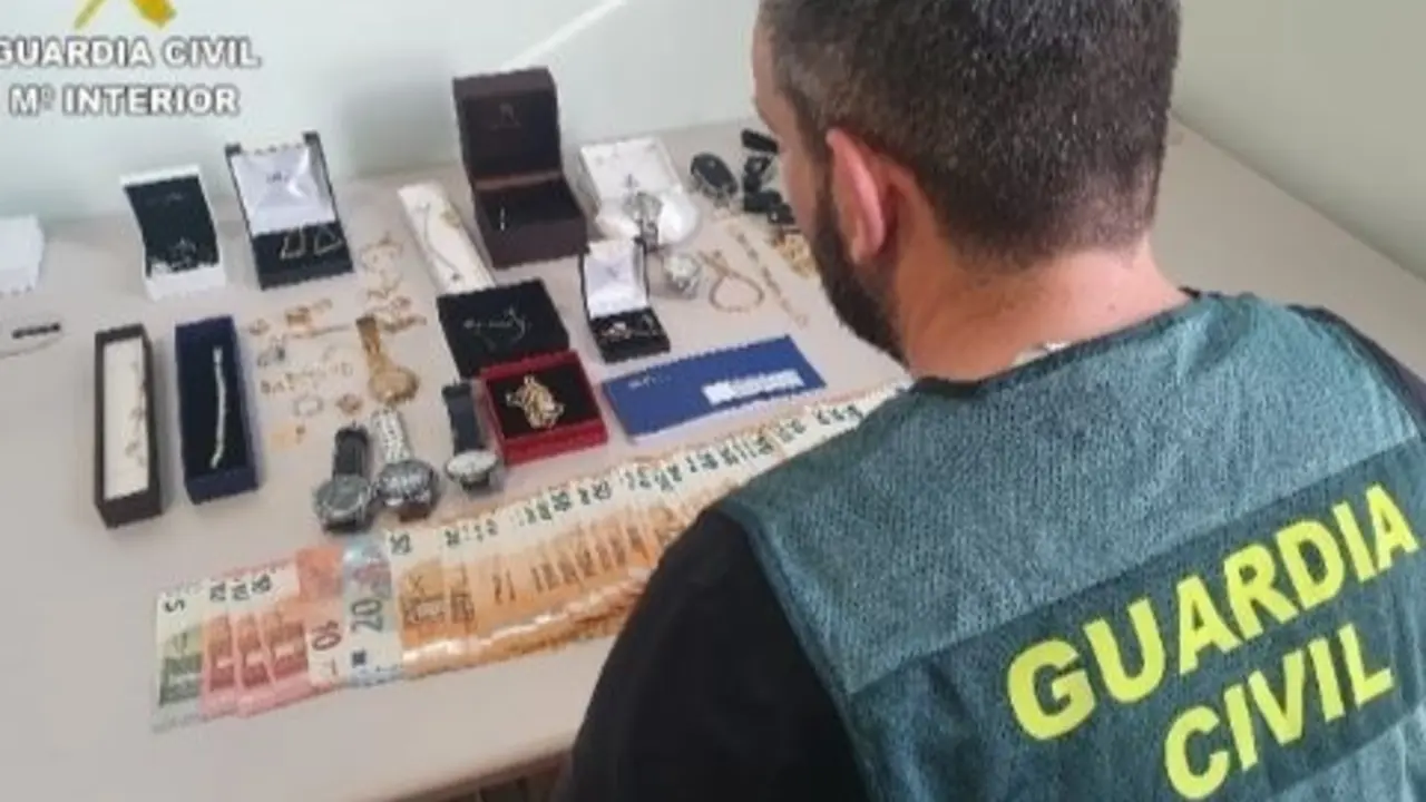 Guardia Civil con material incautado