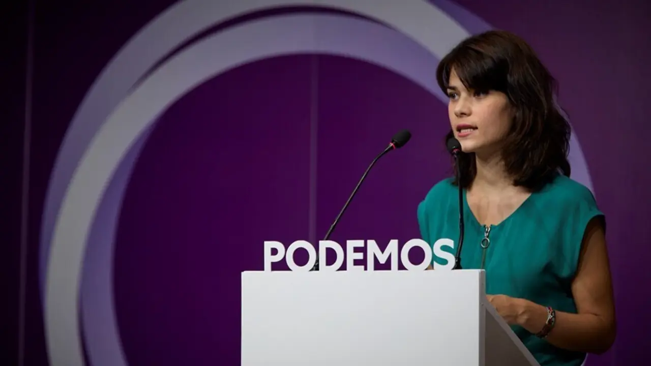 Archivo - La portavoz de Podemos, Isa Serra, durante una rueda de prensa en la sede del partido