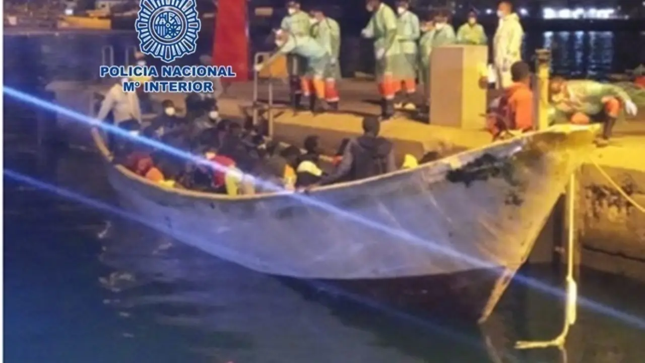 Cayuco llegado con 72 migrantes a Los Cristianos