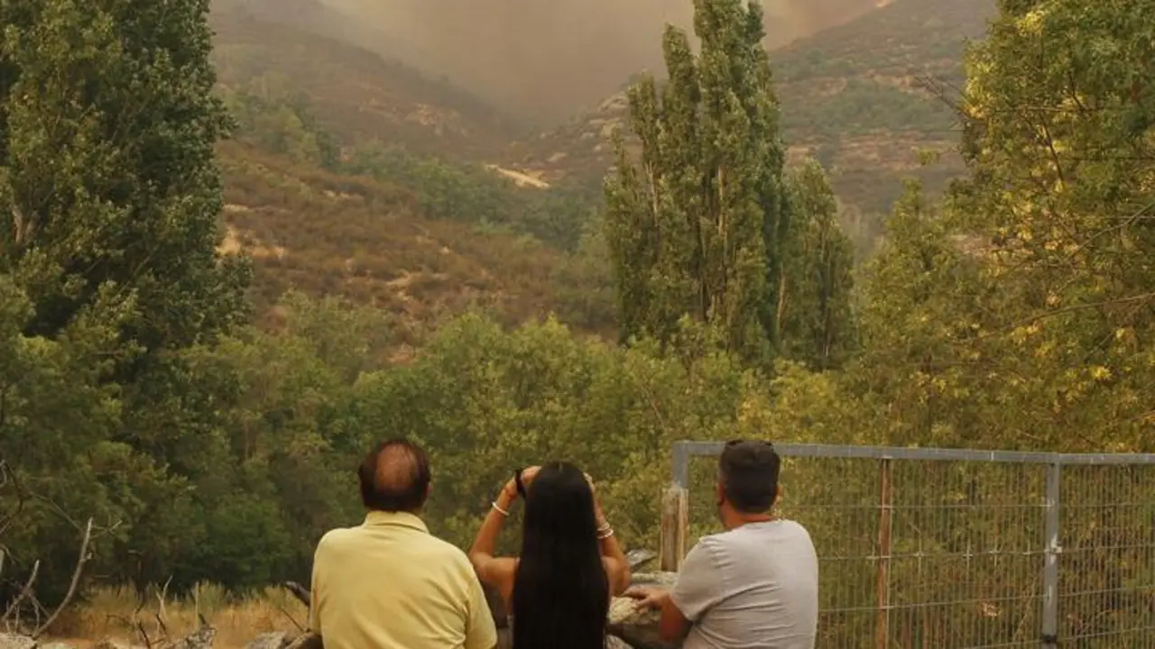 Tres vecinos contemplan el incendio en el t&eacute;rmino abulense de Navalacruz, a 16 de agosto de 2021, en &Aacute;vila, Castilla y Le&oacute;n (Espa&ntilde;a)