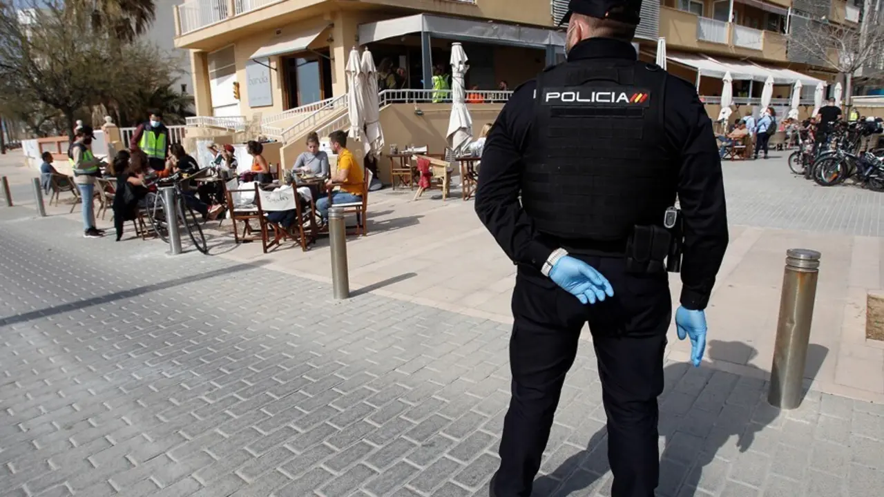 Archivo - Un agente de la Polic&iacute;a Nacional durante un control a una terraza de un restaurante de Palma de Mallorca (Espa&ntilde;a), a 6 de marzo de 2021.