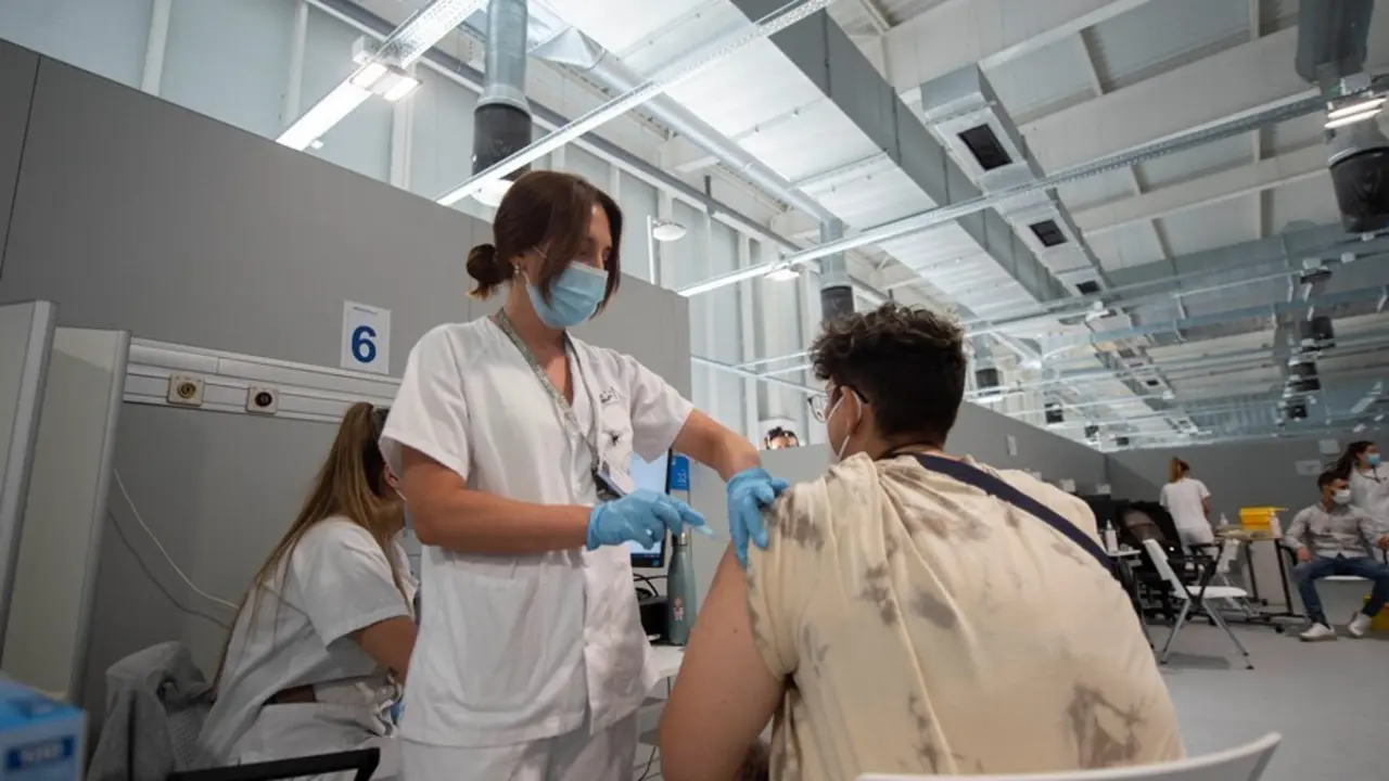 Archivo - Un joven recibe la vacuna en el Hospital Zendal 